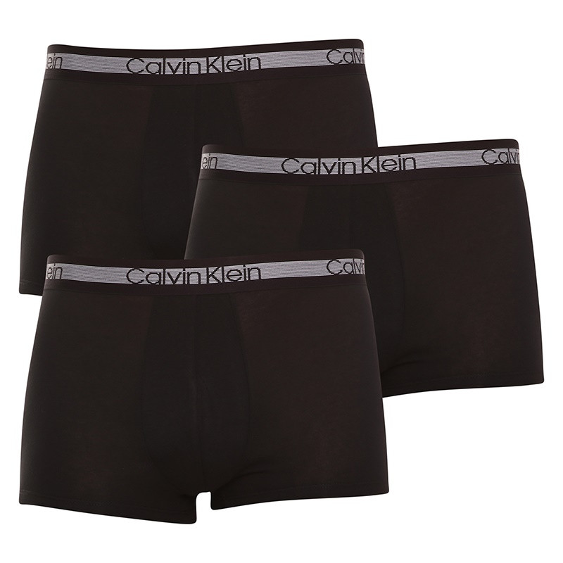 3PACK pánske boxerky Calvin Klein čierne (NB1799A-001) L, trenky.
Strih boxerok nazývaný „Trunk“ (krátky strih a málinko nižší sed) dobre padne a nemusíte sa báť, že by sa vám rolovali nohavice.