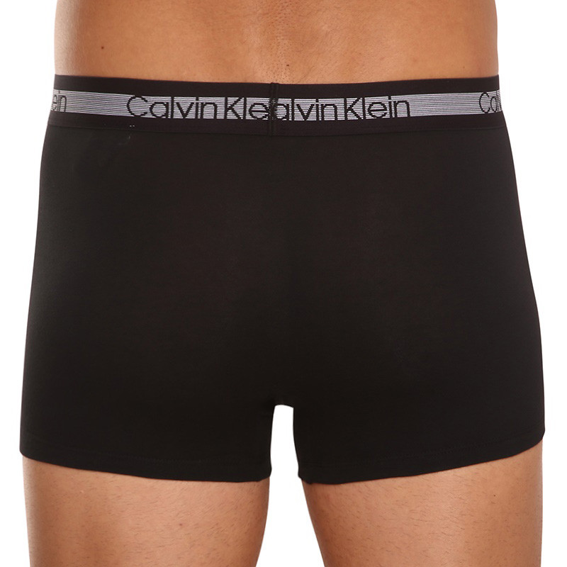 3PACK pánske boxerky Calvin Klein čierne (NB1799A-001) L, trenky.
Strih boxerok nazývaný „Trunk“ (krátky strih a málinko nižší sed) dobre padne a nemusíte sa báť, že by sa vám rolovali nohavice.