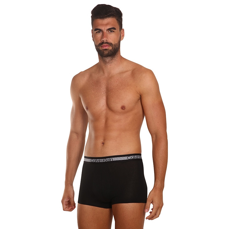 3PACK pánske boxerky Calvin Klein čierne (NB1799A-001) L, trenky.
Strih boxerok nazývaný „Trunk“ (krátky strih a málinko nižší sed) dobre padne a nemusíte sa báť, že by sa vám rolovali nohavice.