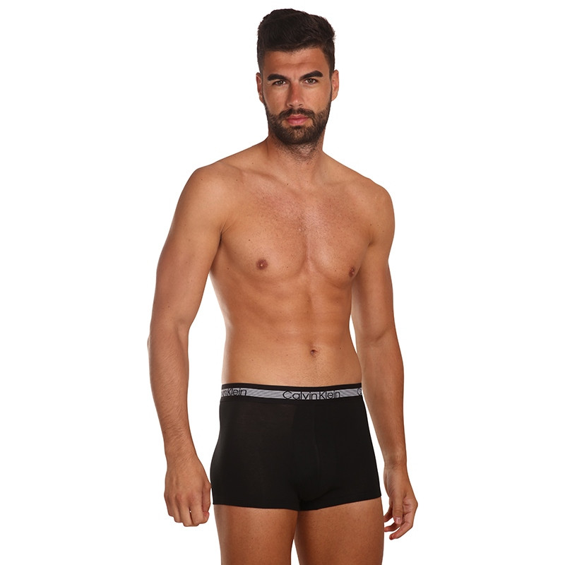 3PACK pánske boxerky Calvin Klein čierne (NB1799A-001) L, trenky.
Strih boxerok nazývaný „Trunk“ (krátky strih a málinko nižší sed) dobre padne a nemusíte sa báť, že by sa vám rolovali nohavice.